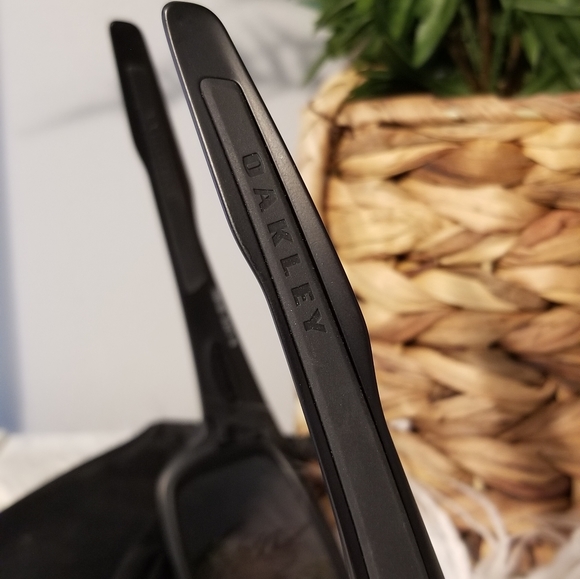 🕶 OAKLEY SUNGLASSES - Picture 7 of 12